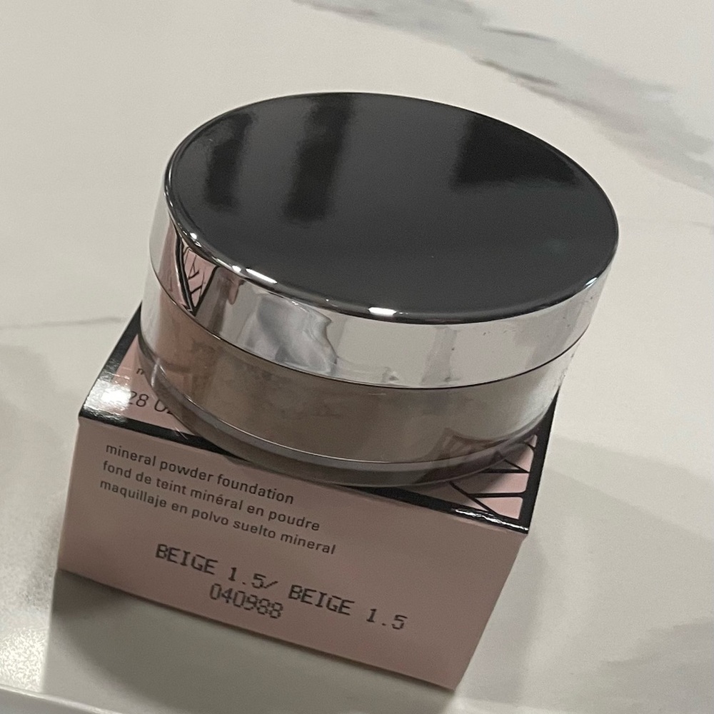 Mary Kay Mineral Powder Foundation - Beige 1.5 with Black Lid